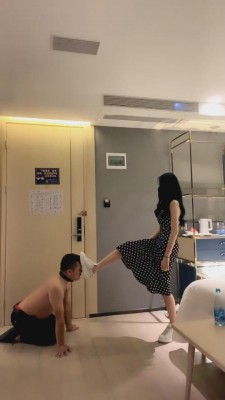 【弯弯小阿姨】小白鞋强迫吃船袜喝圣水 bf961 套路资料库 第11张