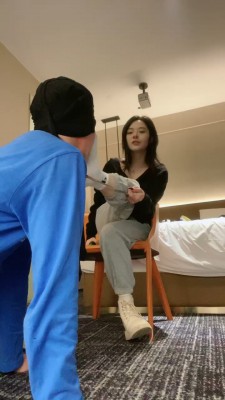 【不知名美女】逛街后强迫闻舔原味/吃袜子口水/转胯 bf24627 套路资料库 第5张