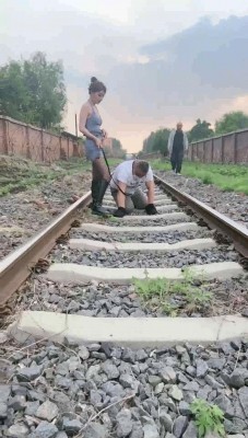 【领主老大】废弃铁道调偶遇路人/高跟全体重踩/骑马鞭打/咬胳膊 bf29474-HD绳艺资源网