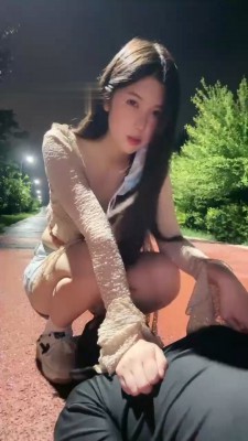 【佳奈】户外遛狗-小白鞋闻舔踩踏/掐乳/胯下乳 B2289 套路资料库 第6张