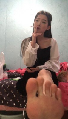 18岁初三绝美女学生s美脚第一视角粗口羞辱 套路资料库 第10张