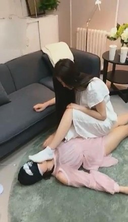 【vivi女女】诱拐可爱的邻家小妹 艾彩资料库 第6张