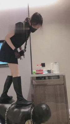 【万一S】长靴S肉丝羞辱碾压皮革衣 bf15702 套路资料库 第4张